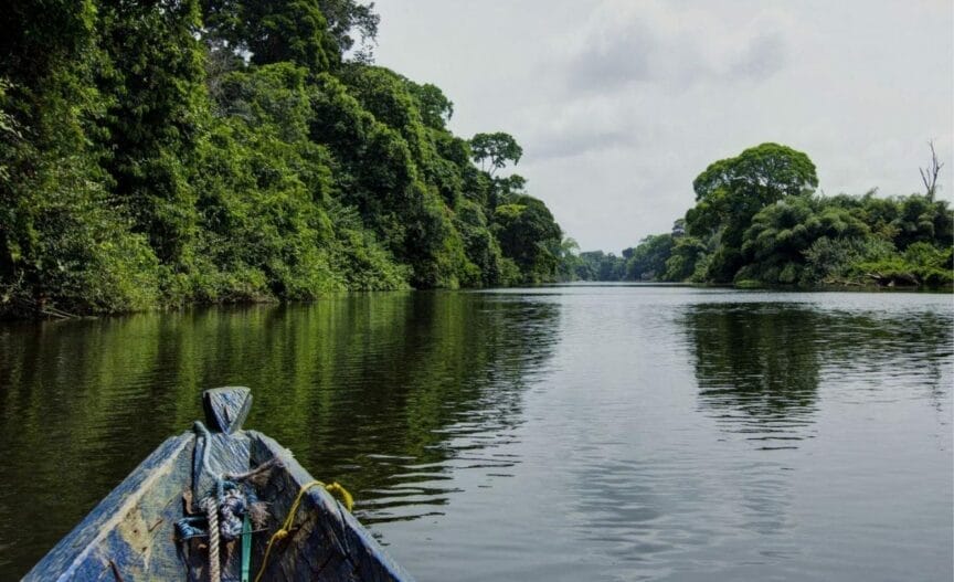 Bateau sur l'eau au Cameroun