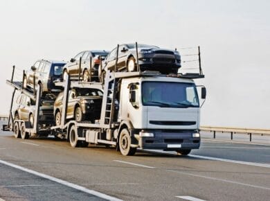 Camion porte voiture en route vers le port