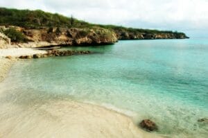 Plage de sable avec mer turquoise en Guyane