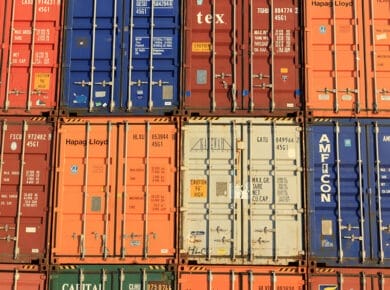 Containers entreposés les uns sur les autres