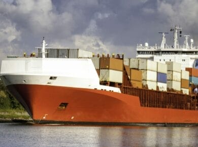 Bateau de transport sur la côte sénégalaise