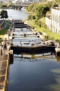 plusieurs écluses d'un canal