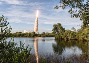 Fusée au décollage au centre spatial de Guyane