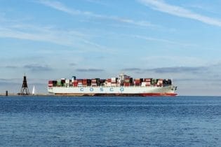 un-bateau-qui-arrive-au-port-de-sete