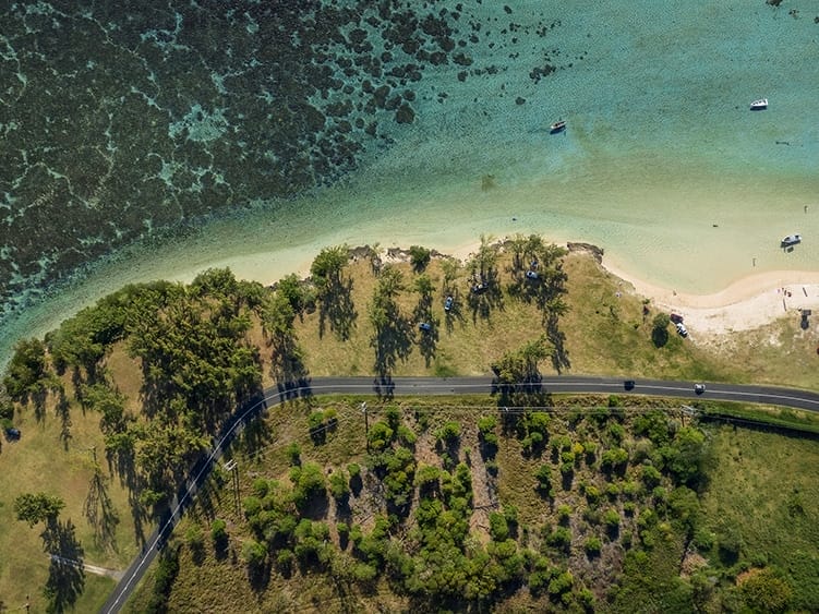 Vue aérienne d'une route en Martinique