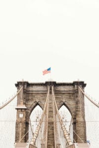 pont et drapeaux des Etats-Unis