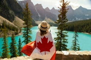 femme au bord 'un lac au canada