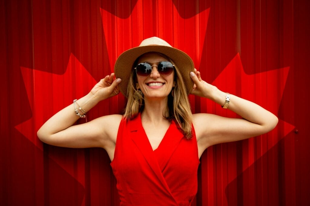 femme en rouge au canada