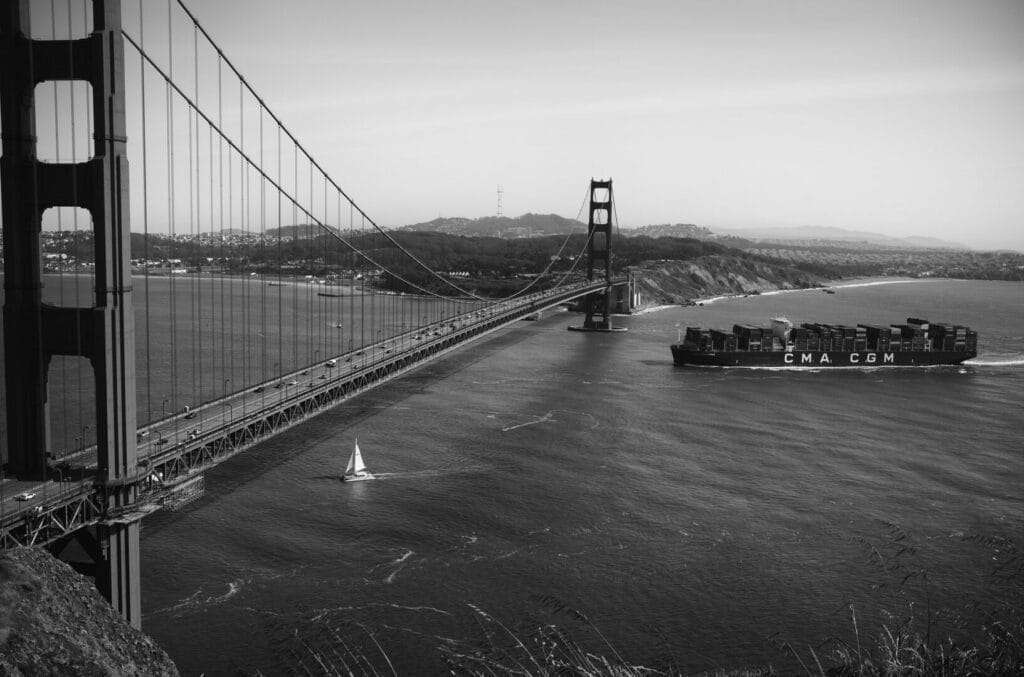 bateau de conteneurs qui passe sous un pont aux Etats-Unis