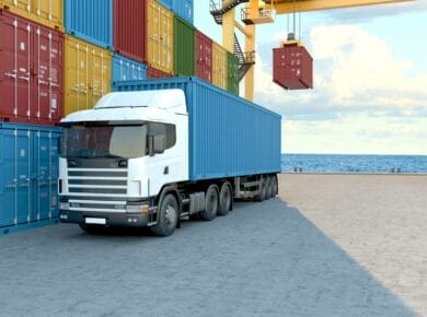 camion qui transporte un conteneur au port