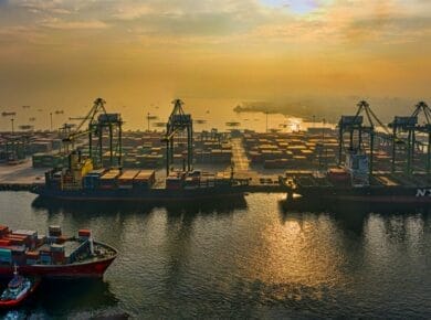 un bateau dans un port de conteneurs en nouvelle Zélande