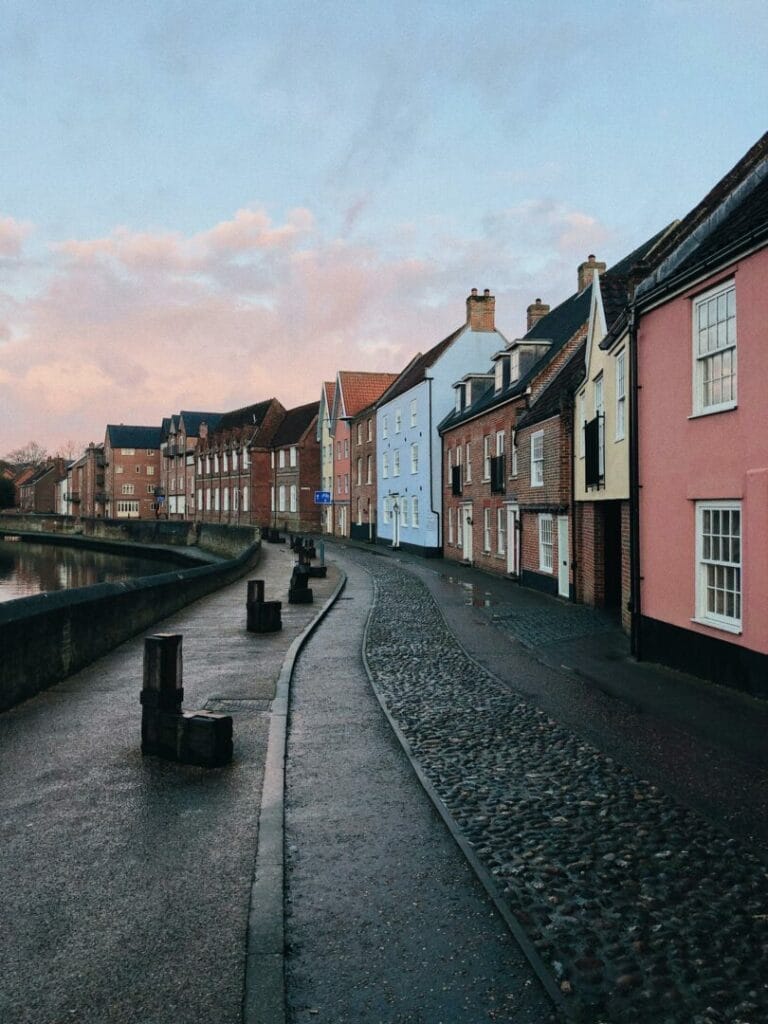 Rue et maison au Chili