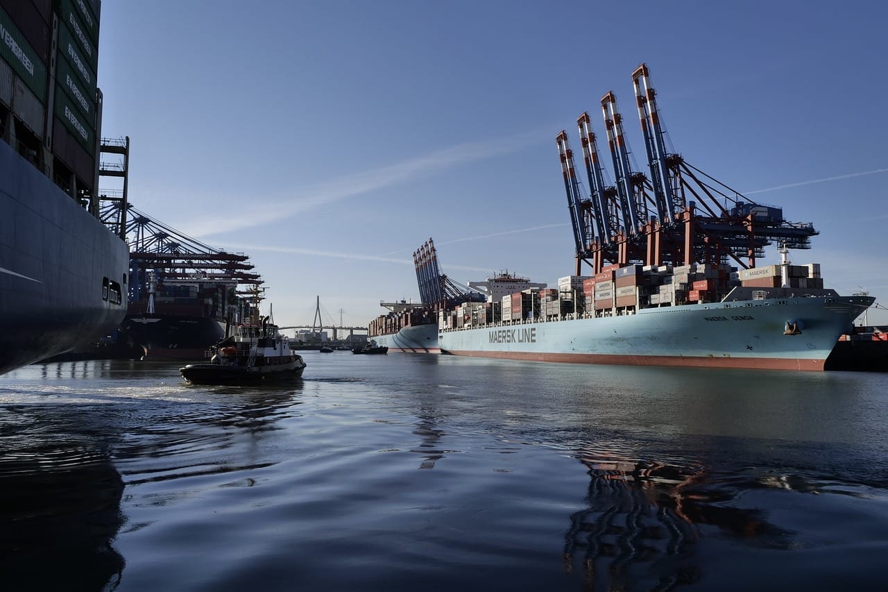 port avec des conteneurs et un bateau