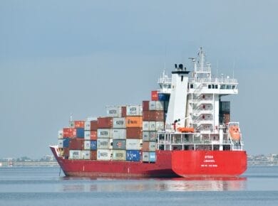 un bateau avec des conteneurs en Argentine