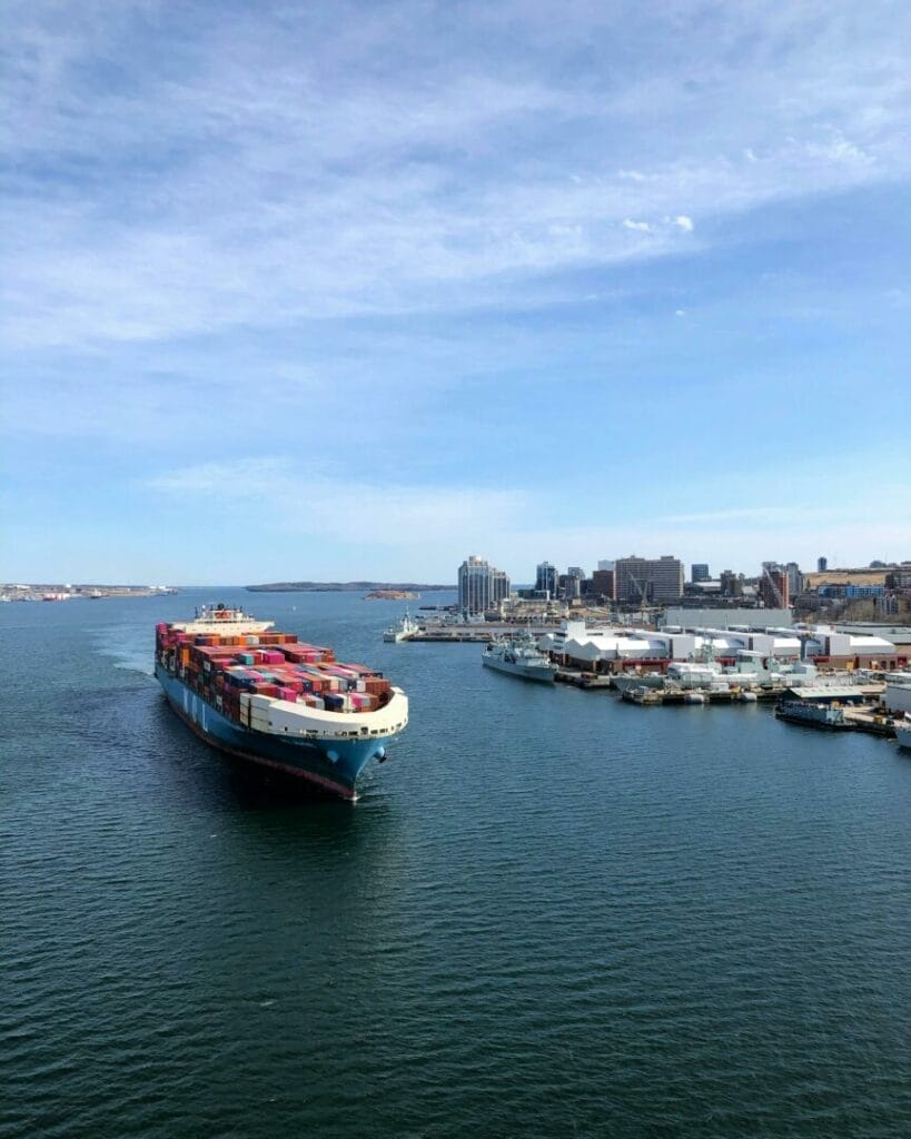 bateaux avec des conteneurs au Chili