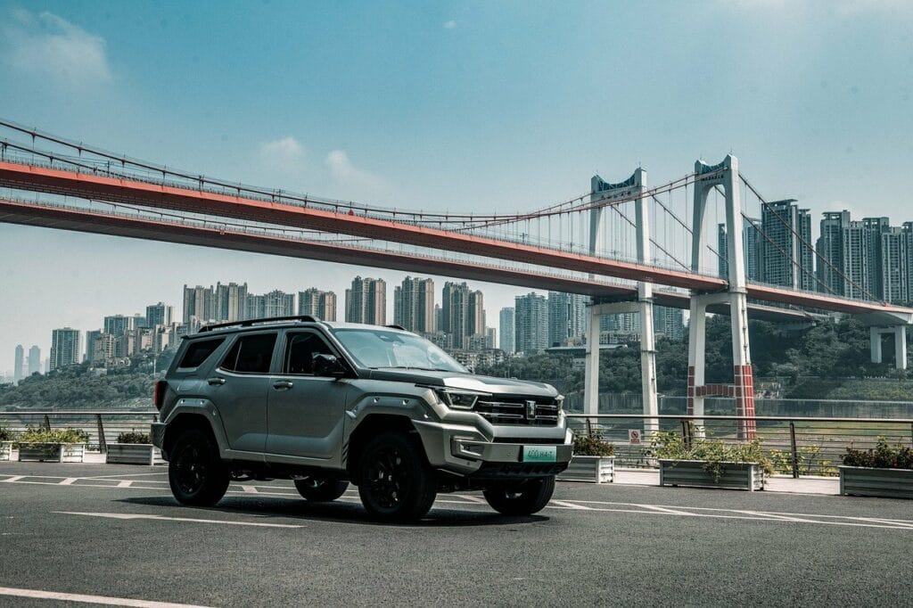 une voiture au Brésil avec un pont