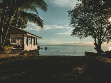 Maison au bord de l'eau en Indonésie