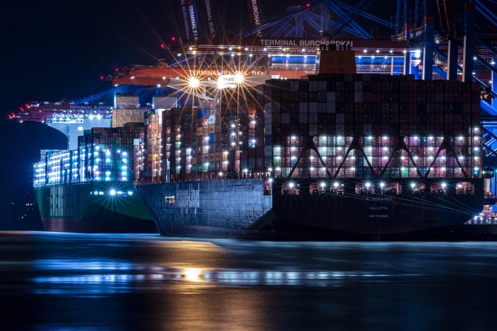 un port de conteneurs la nuit en inde