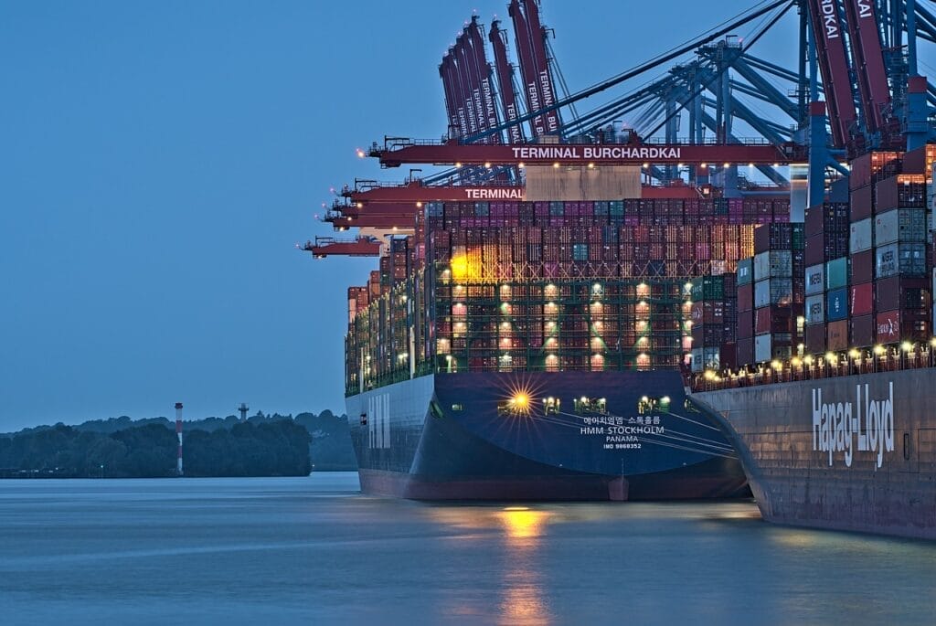 la nuit avec des conteneurs et un bateau au qatar