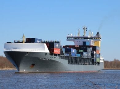 bateaux avec des conteneurs pour la Corée du sud