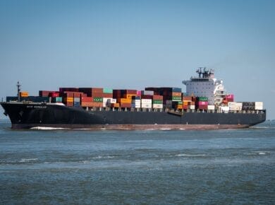 bateau avec des conteneurs pour le qatar